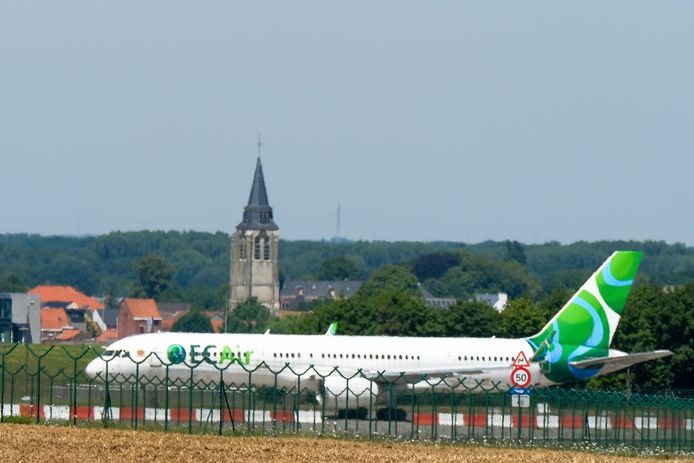 Dit vliegtuig van EC Air staat al bijna 5 jaar op Brussels Airport.