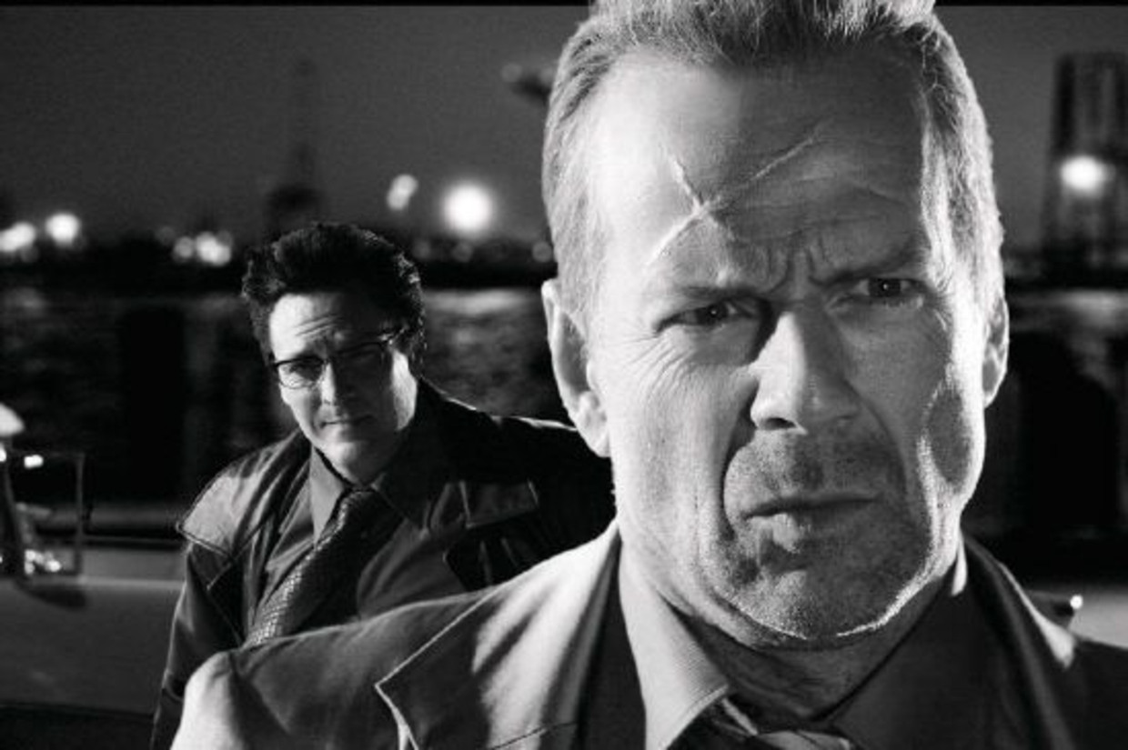 Michael Madsen (kiri) dan Bruce Willis di Sin City.  Gambar 