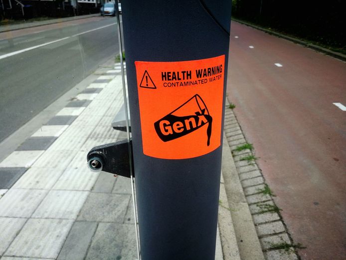 GenX stickers doken overal in de Dordtse binnenstad op.