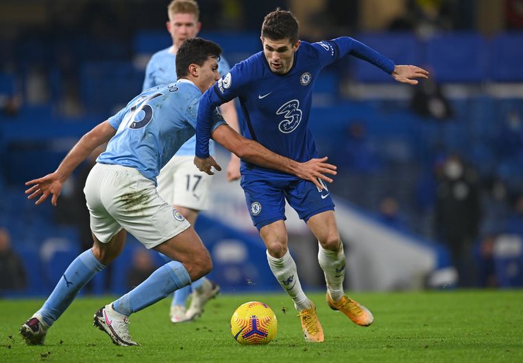 Manchester City-speler Rodrigo houdt Christian Pulisic van Chelsea tegen in de Premier League. Beeld AP