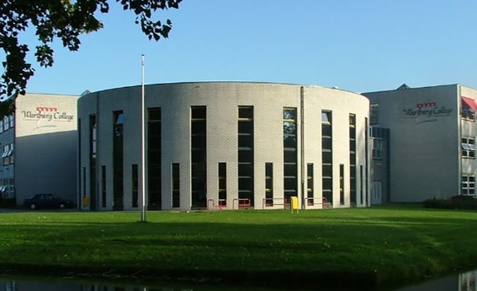 Het Wartburg College in Zevenkamp (foto) en het Driestar College in Lekkerkerk worden voorlopig toch niet samengevoegd.