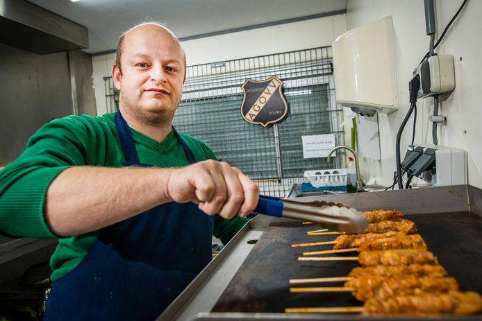 Simon Uiterwijk maakt maaltijden in de keuken van AGOVV om geld te verdienen voor de club. Voetbalclubs moeten creatief zijn om geld te verdienen.