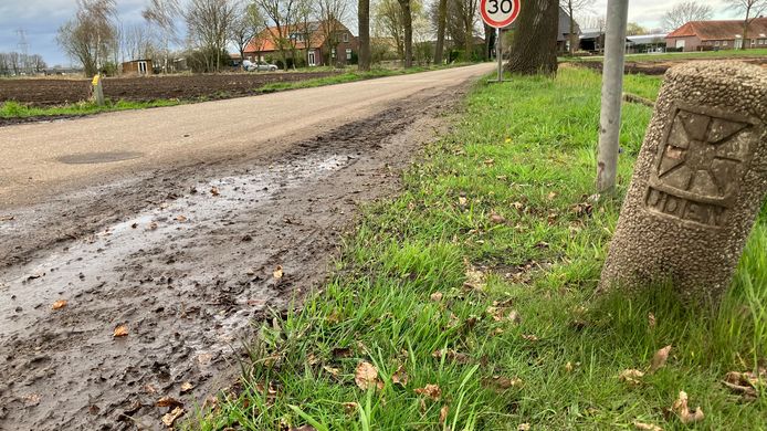Kapotgereden berm in buurschap Bieshoek, tussen Volkel en Boekel. De grenspaal van de vroegere gemeente Uden hoort nu bij de gemeente Maashorst.