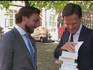 Ο Thierry Baudet δίνει τα βιβλία του στον πρωθυπουργό Mark Rutte.  "Η εργασία για τη συζήτηση", δήλωσε ο ηγέτης της FvD.