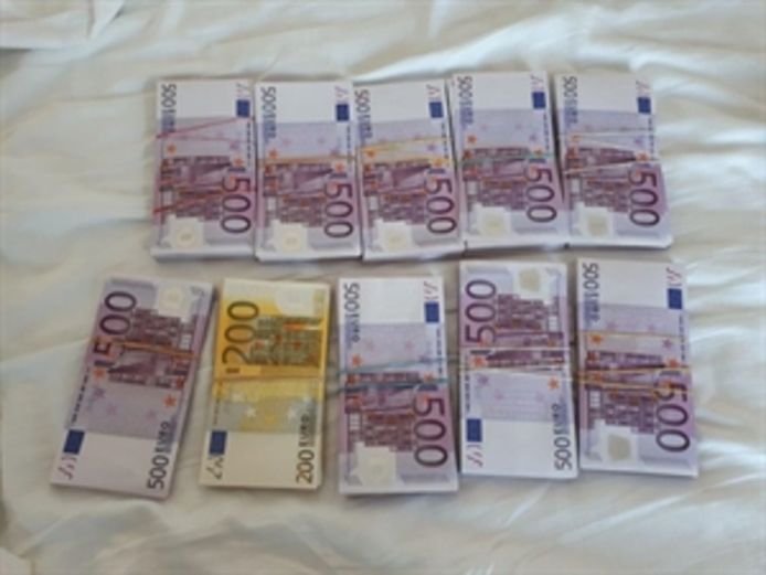 Het geldbedrag dat in beslag genomen is, bedraagt bijna 1.400.000 euro in verschillende coupures.