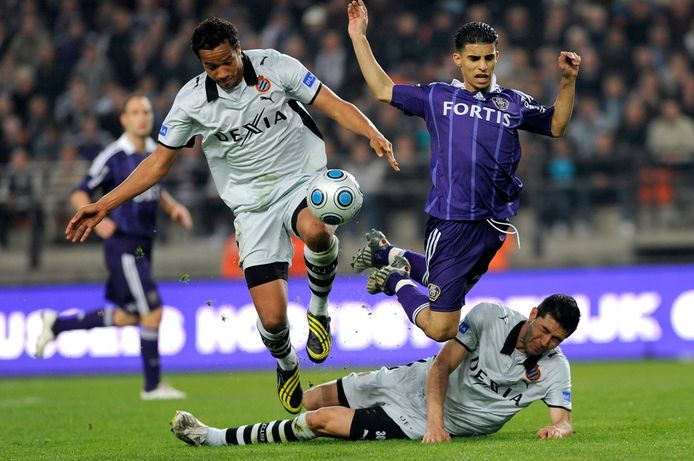 Alcaraz en Vadis pakkn Boussoufa stevig aan