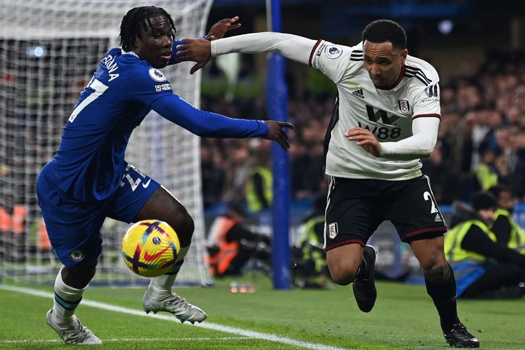David Fofana van Chelsea (links) in gevecht met de prima verdedigende Kenny Tete van Fulham.  Beeld AFP