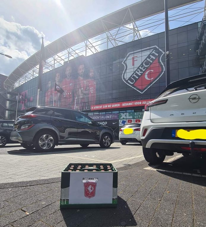 Kratje Grolsch bier bij stadion Galgenwaard, als bedankje van supporters FC Twente aan FC Utrecht.