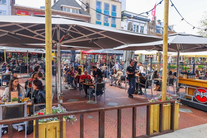 Volle terrassen op de Eindhovense Markt.