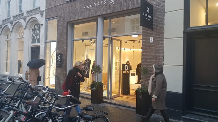 Geen schreeuwende 'Black Friday'-stickers met kortingen op de etalageruit van kledingwinkel Xandres in Den Bosch.