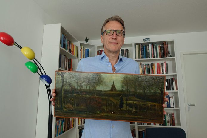 De Nederlandse kunstdetective Arthur Brand met het teruggevonden schilderij van Vincent van Gogh.