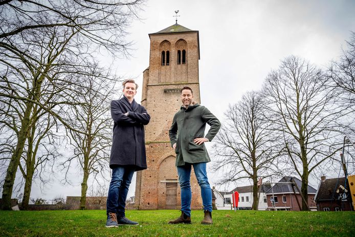Thye van Dinteren (l) en Ramon Postulart bij de Oude Toren van Puiflijk.