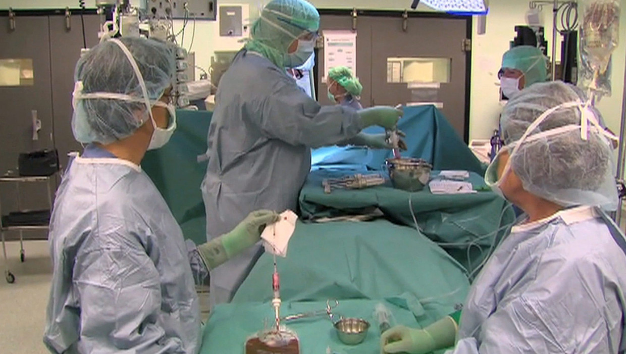 Sterchirurg Rommelde Met Cv Huwelijksbelofte En Operaties
