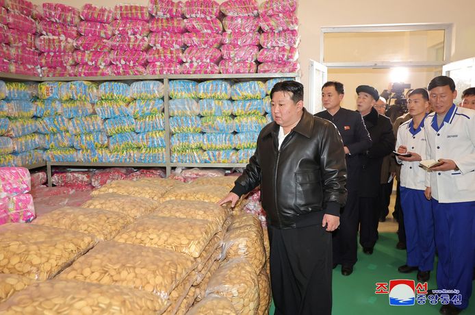 De Noord-Koreaanse leider Kim Jong Un bij een bezoek aan een fabriek.