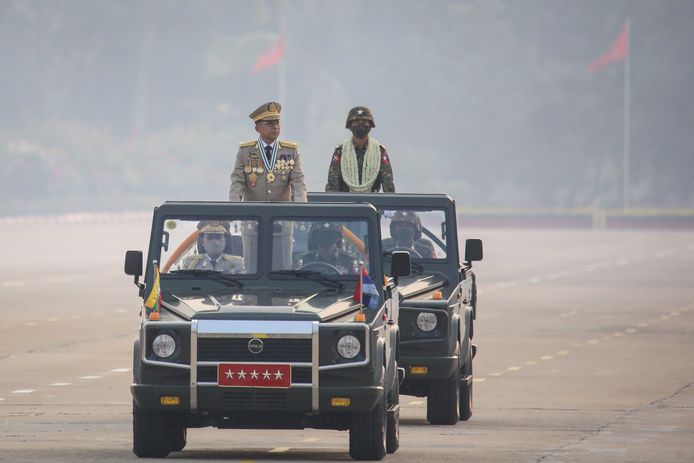 Generaal Min Aung Hlaing tijdens een militaire parade in Naypyitaw in maart.