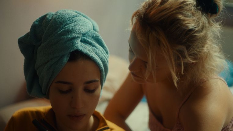 Laura De Geest: ‘Ik wil geen symbiose. Als ik anderen symbiotisch in de weer zie, denk ik: stop! Jullie zijn elkaar kapot aan het maken.’ (Foto: Teghadouini en De Geest in ‘Roomies’.) Beeld © VRT