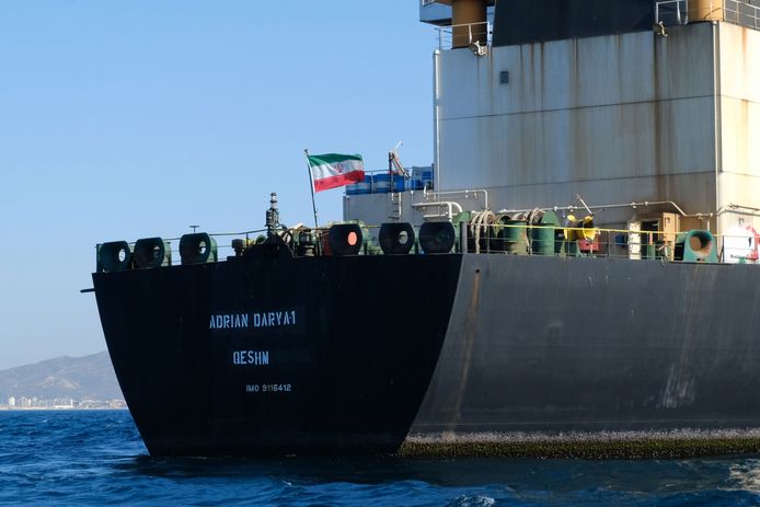 Een Iraanse vlag bovenop de Adrian Darya olietanker voor de kust van Gibraltar.