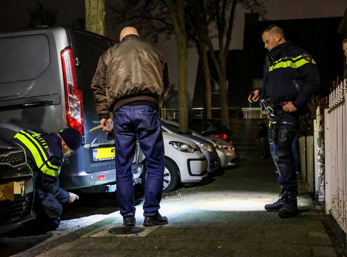 Opnieuw raak in Spijkenisse: explosief gaat af onder auto | 112 nieuws ...
