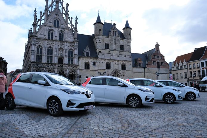 Burgercoöperatie Klimaan stelde op de Grote Markt van Mechelen zijn eerste elektrische deelwagens voor.