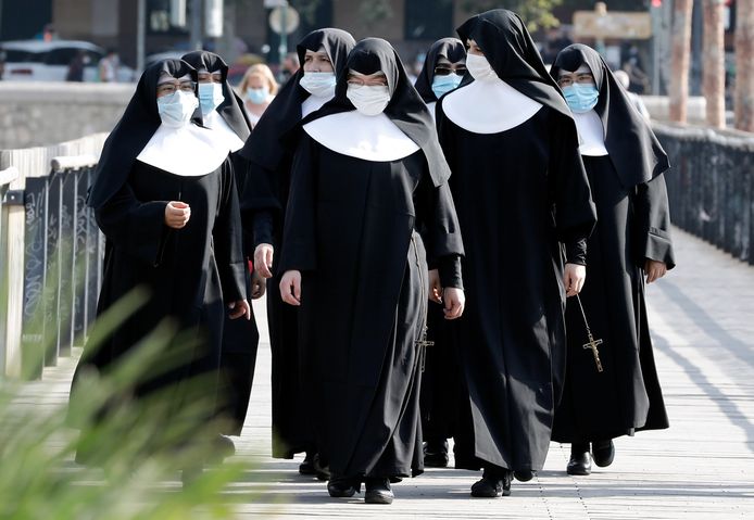 Nonnen met mondkapjes in Valencia, Spanje.