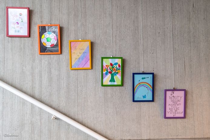De trappen van Odisee Aalst in regenboogkleuren.