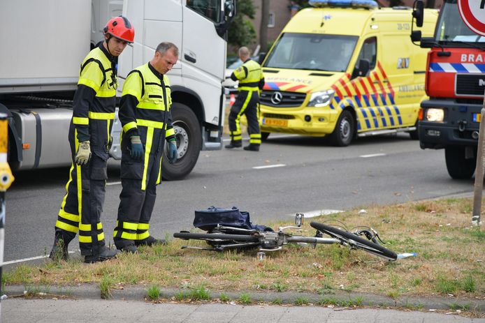 De fietsster kwam onder de vrachtwagen terecht in Breda.