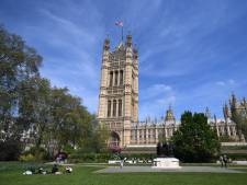 ‘Onderzoek naar drie Britse ministers en tientallen parlementsleden wegens seksueel wangedrag’