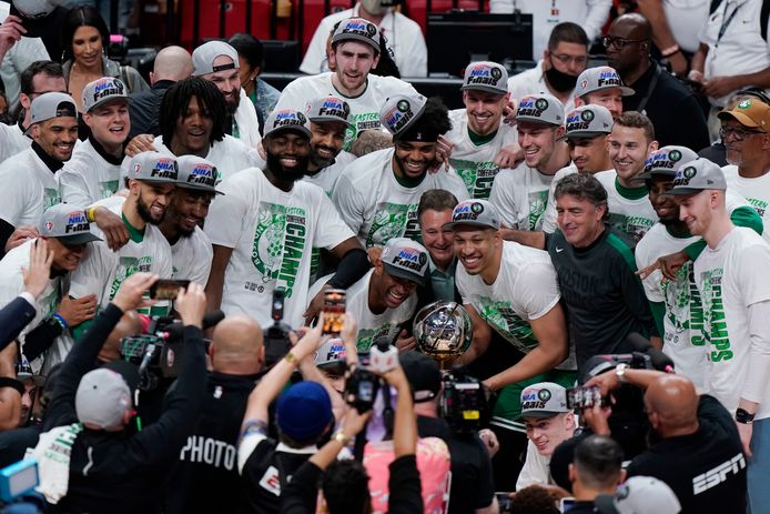 De spelers van Boston Celtics vieren feest met de Eastern Conference trofee.