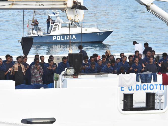 Kinderen mogen van boord, maar verder nog steeds geen akkoord over migranten die vastzitten op schip Italiaanse kustwacht