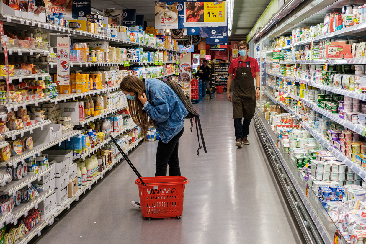 In de supermarkten stijgen de prijzen, net als op veel andere plaatsen. Veel is nog het gevolg van corona. Beeld Wouter Van Vooren