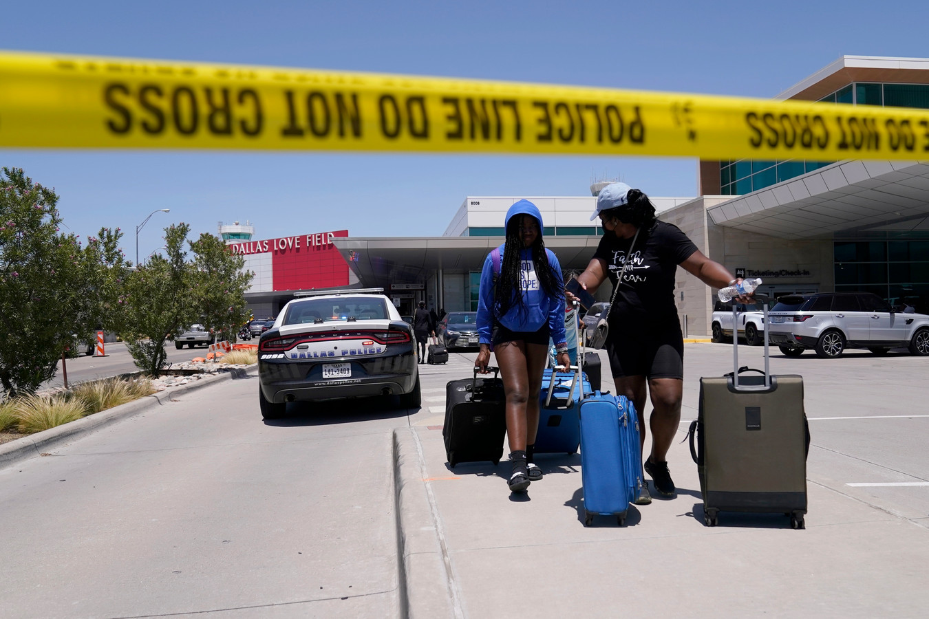 Peu avant 11h00 (18h00 heure belge), une femme de 37 ans s’est présentée près des comptoirs à l’aéroport Dallas Love Field, puis s’est rendue dans les toilettes, a rapporté le chef de la police de Dallas Eddie Garcia lors d’un point-presse.