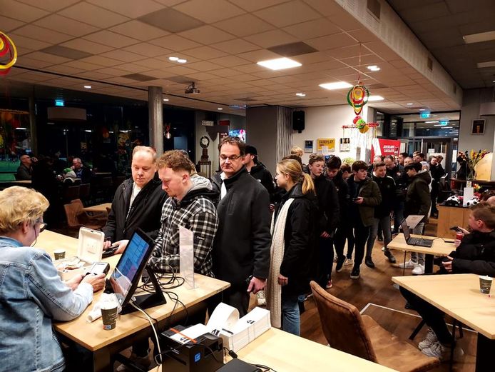 Een lange rij in de kantine van De Treffers, waar maandagavond de kaartverkoop begon voor het bekerduel met De Graafschap.