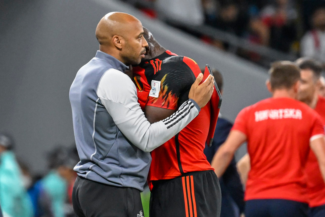 Grote ontgoocheling na uitschakeling: Lukaku slaat dug-out kapot en valt  huilend in armen van trainer Thierry Henry