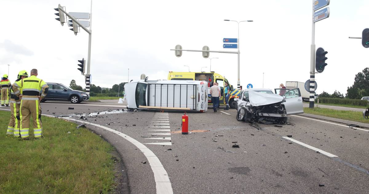 Veel schade door ongeluk tussen busje en auto bij Enspijk - De Gelderlander