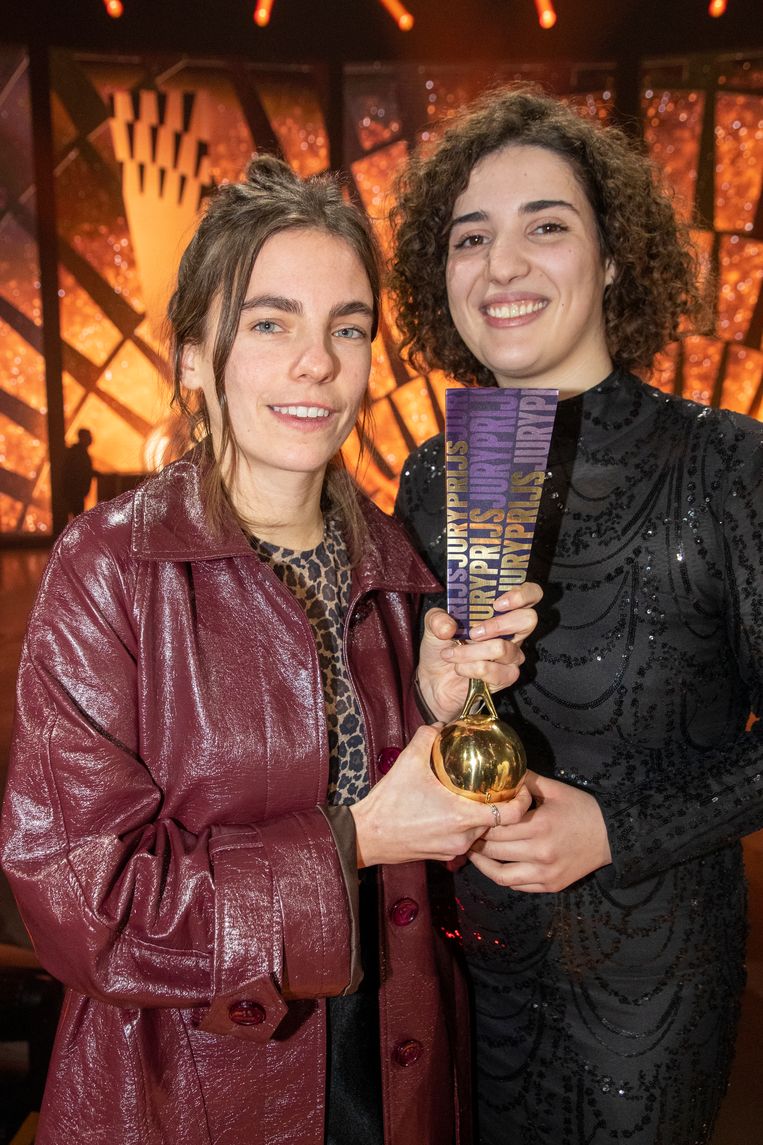 Roomies actrice Ahlaam Teghadouini (r.) naast Kato De Boeck op de Kastaars. Beeld BELGA