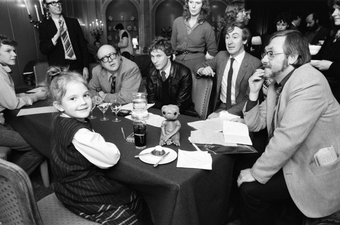 Drew Barrymore (7) geeft een persconferentie in Londen voor de première van E.T., 1982.