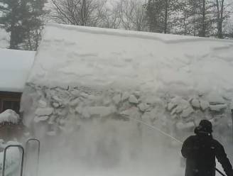 VIDEO. Heerlijk: Sneeuw valt in één ruk van dak