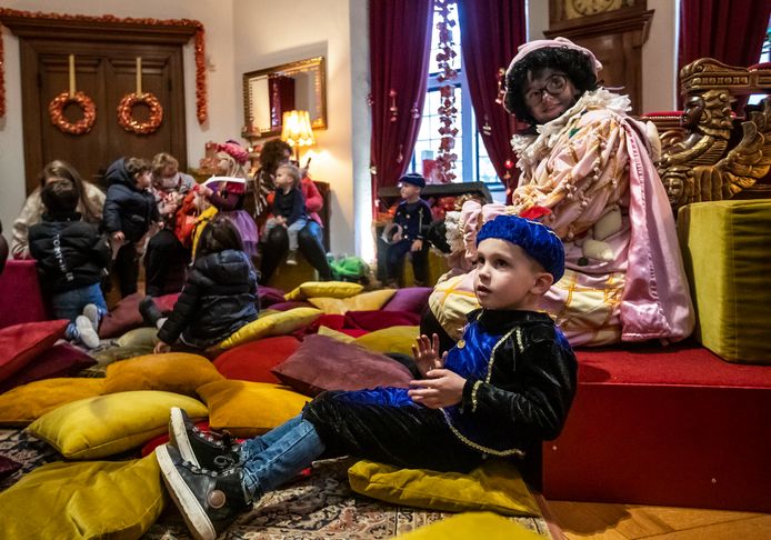 De afgelopen twee weken is het Kasteel van Sinterklaas in Helmond open geweest, onder voorwaarden zoals het verplicht dragen van een mondkapje en het houden van 1,5 meter afstand voor iedereen van 13 jaar en ouder.