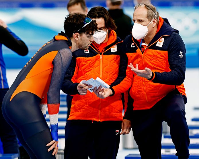 Patrick Roest heeft overleg met Jan Orie na zijn tweede tijd op de 10000 meter.