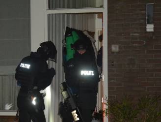 
Politie-inval in Breskens: binnen 5 tellen staan de agenten in de slaapkamers