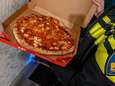 Politie helpt invalide man zijn huis weer in én trakteert op pizza 