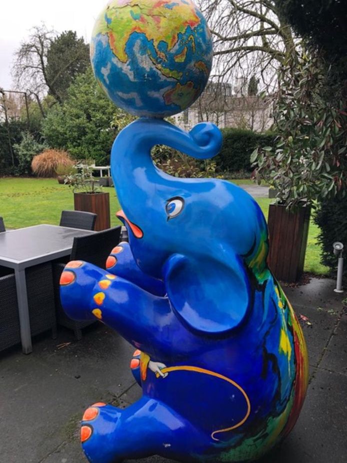 De Blauwe Olifant van Chrit Rousseau stond eerst bij de familie Gerards in Heerlen.