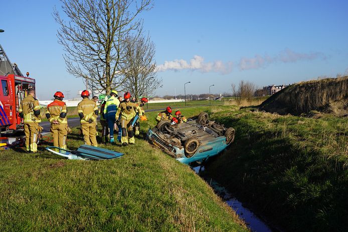 Een automobiliste is naast de Monnikenweg in Geertruidenberg ondersteboven in de sloot terechtgekomen.