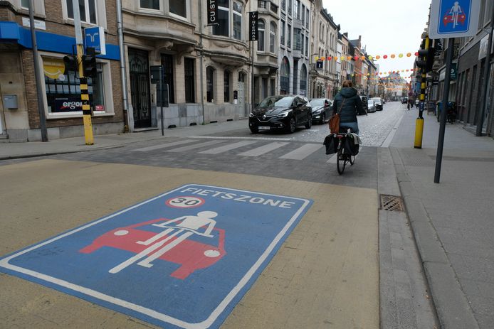 Het begin van de fietszone in de Antwerpsestraat.