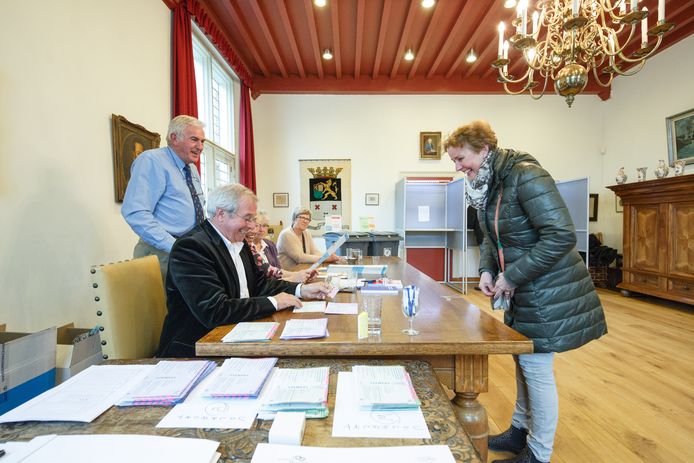 Een kiezer brengt haar stem uit in het Mauritshuis in Willemstad (archieffoto 2015).