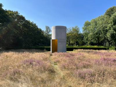 Guido Geelen tovert verstilling in een rioolbuis op de begraafplaats