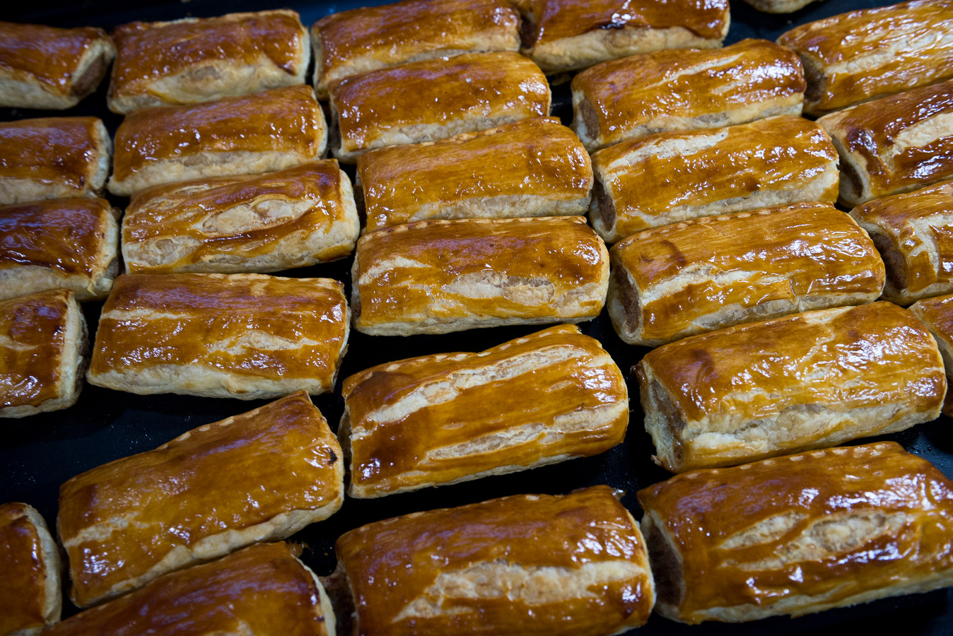 Warme saucijzenbroodjes uit de oven van bakker Verkerk.