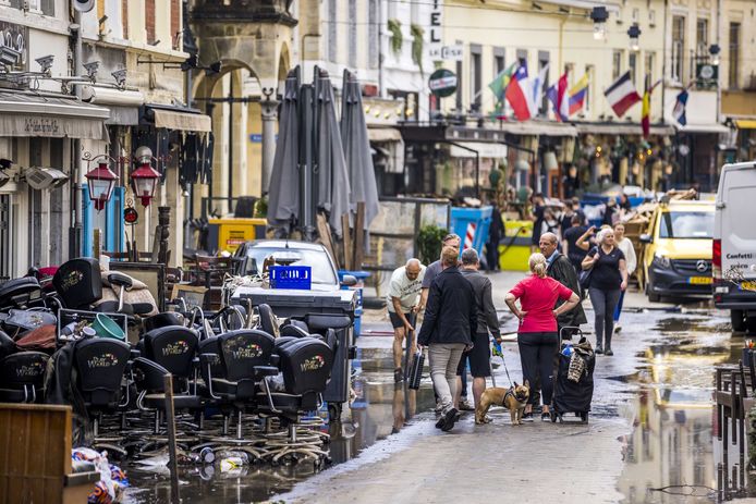 Puin ruimen na de wateroverlast in Valkenburg aan de Geul.