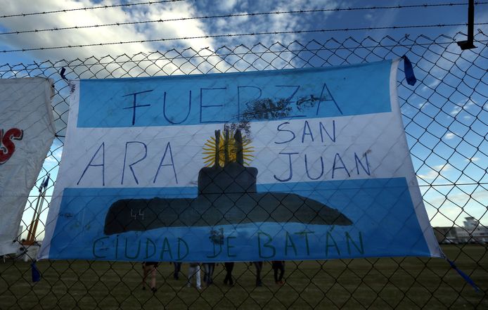Een vlag met een afbeelding van de duikboot uit steun voor de opvarenden op een Argentijnse marinebasis.