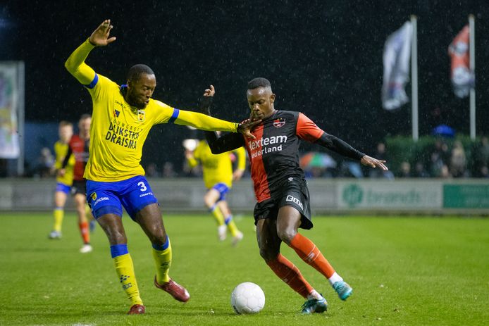 Gavin Vlijter aan de bal voor De Treffers tegen Cambuur.